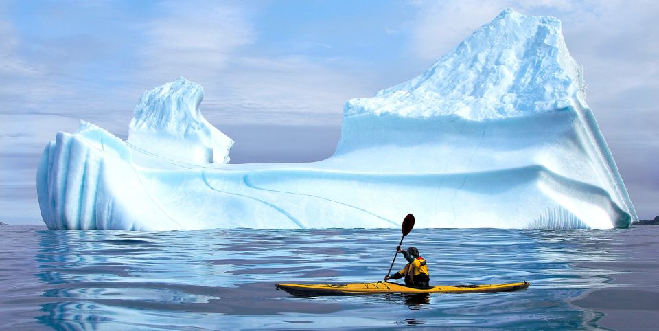 Kajakfahrer vor Eisberg, Labrador