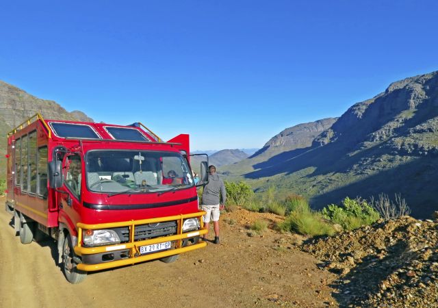 Safaritruck in den Bergen