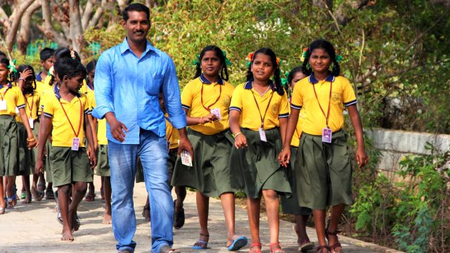 Schulklasse unterwegs in Mamallapuram (früher Mahaballipuram)