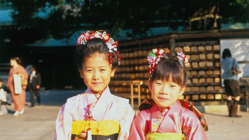 Mädchen auf einer Hochzeit im Meiji Schrein, Tokyo, Honshu, Japan