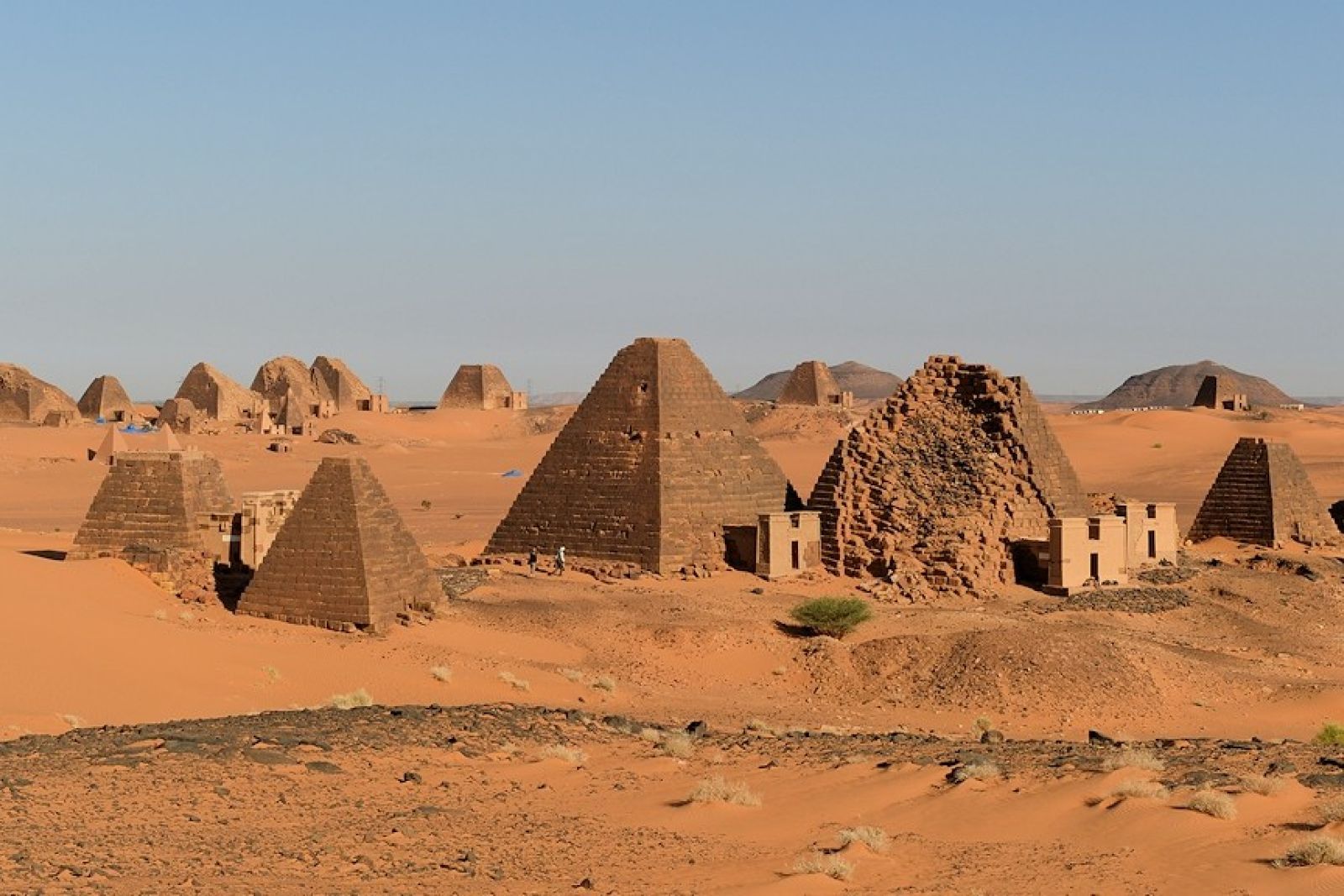 4. Pyramiden von Meroe bei Tag
