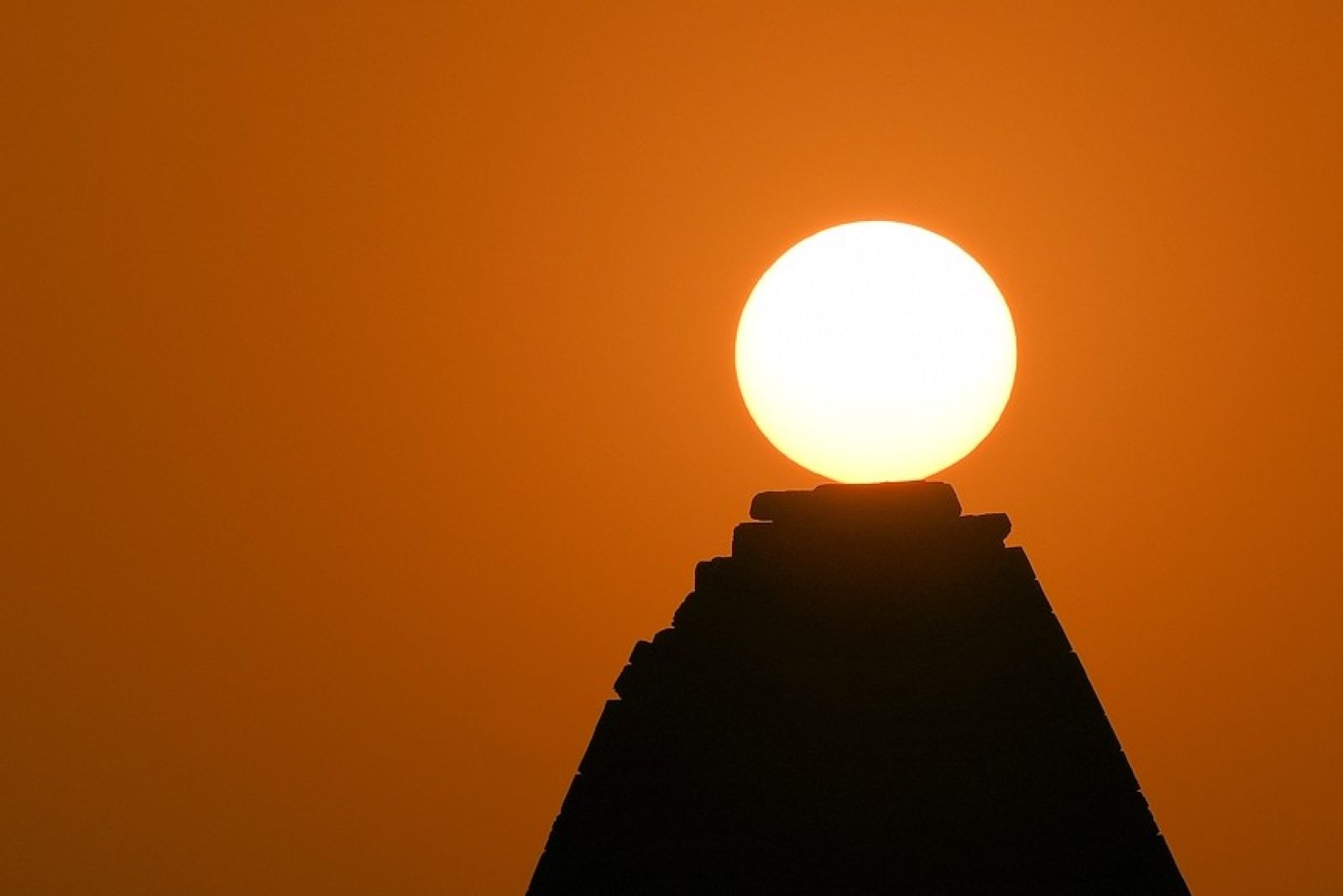 10. Die Sonne landet auf einer Pyramide