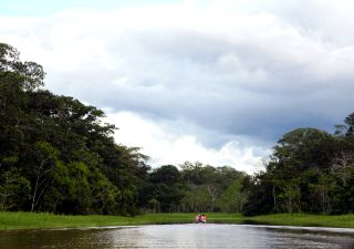 Kanufahrt über den Amazonas