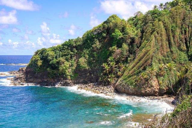 Steilküste im Osten Dominicas