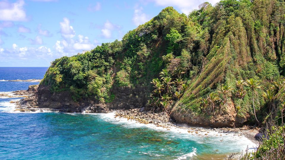 Steilküste im Osten Dominicas