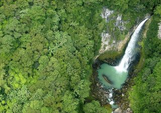 Wasserfall im Herzen Dominicas