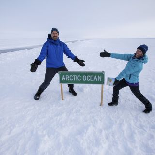 Auf der Eisstraße am zugefrorenen arktischen Ozean