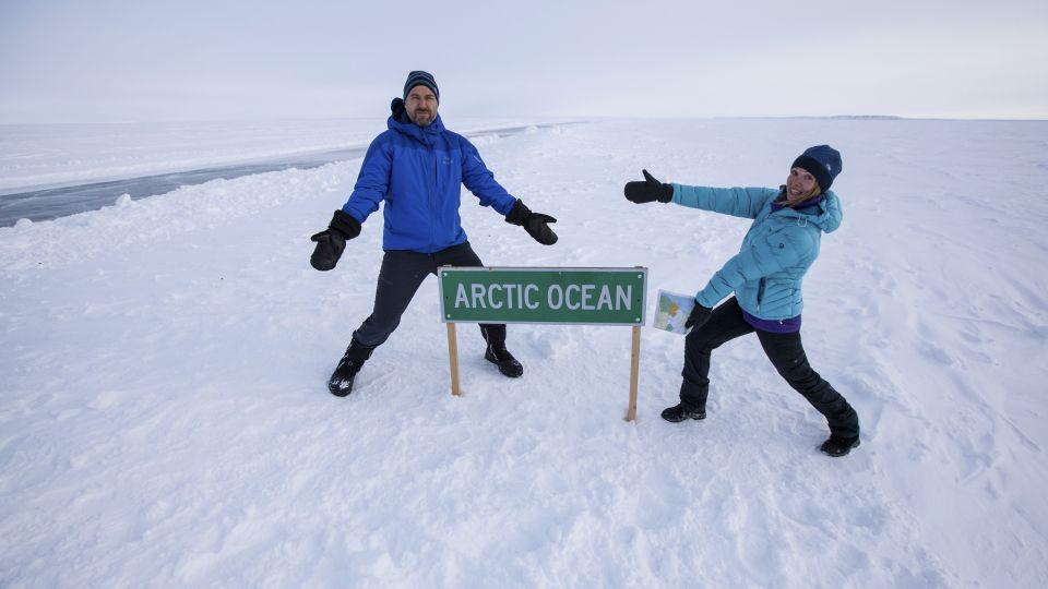Auf der Eisstraße am zugefrorenen arktischen Ozean