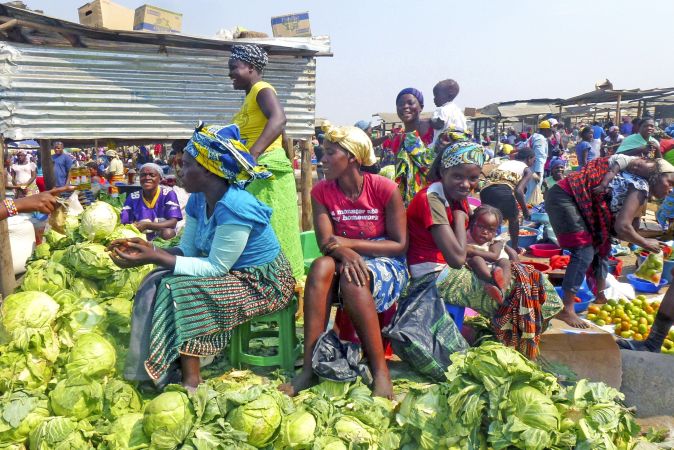 Straßenmarkt in Angola © Diamir