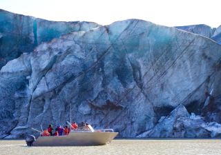Mit dem Boot zum Auyuittuq NP vor einem riesigen Gletscher, Baffin Island
