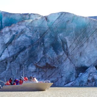 Mit dem Boot zum Auyuittuq NP vor einem riesigen Gletscher, Baffin Island