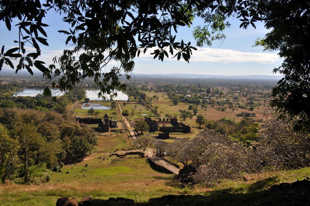 Blick vom schönen Tempel Wat Phou in die Ebene
