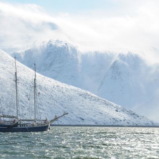 Eisfahrt: Der Dreimaster „Rembrandt van Rijn“ ist schwimmendes Basislager in arktischen Gewässern.