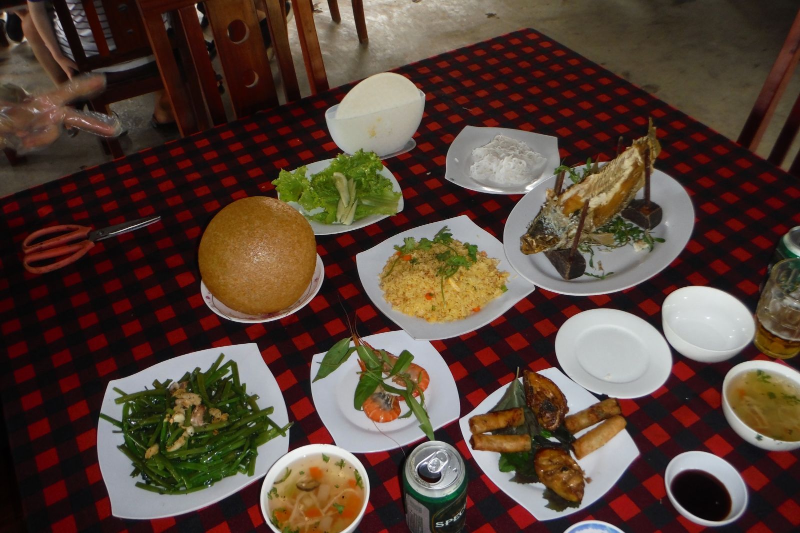 Reich gedeckter Tisch im Mekong-Delta
