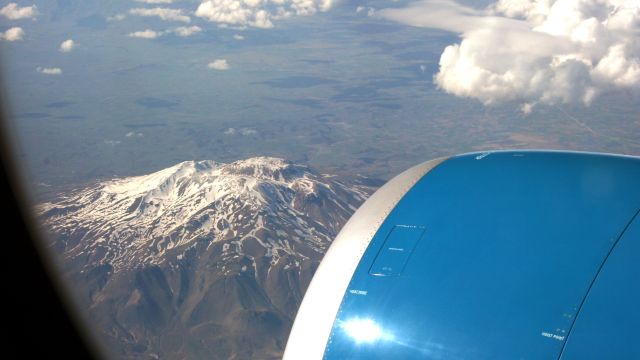Flug mit Blick zum Aragats-Massiv (Armenien)