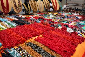 Traditioneller Schmuck auf dem Markt von Otavalo