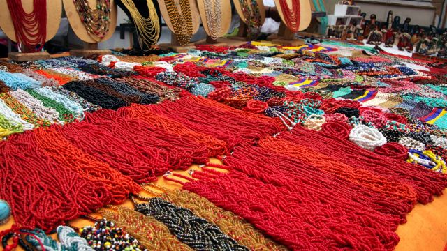 Traditioneller Schmuck auf dem Markt von Otavalo