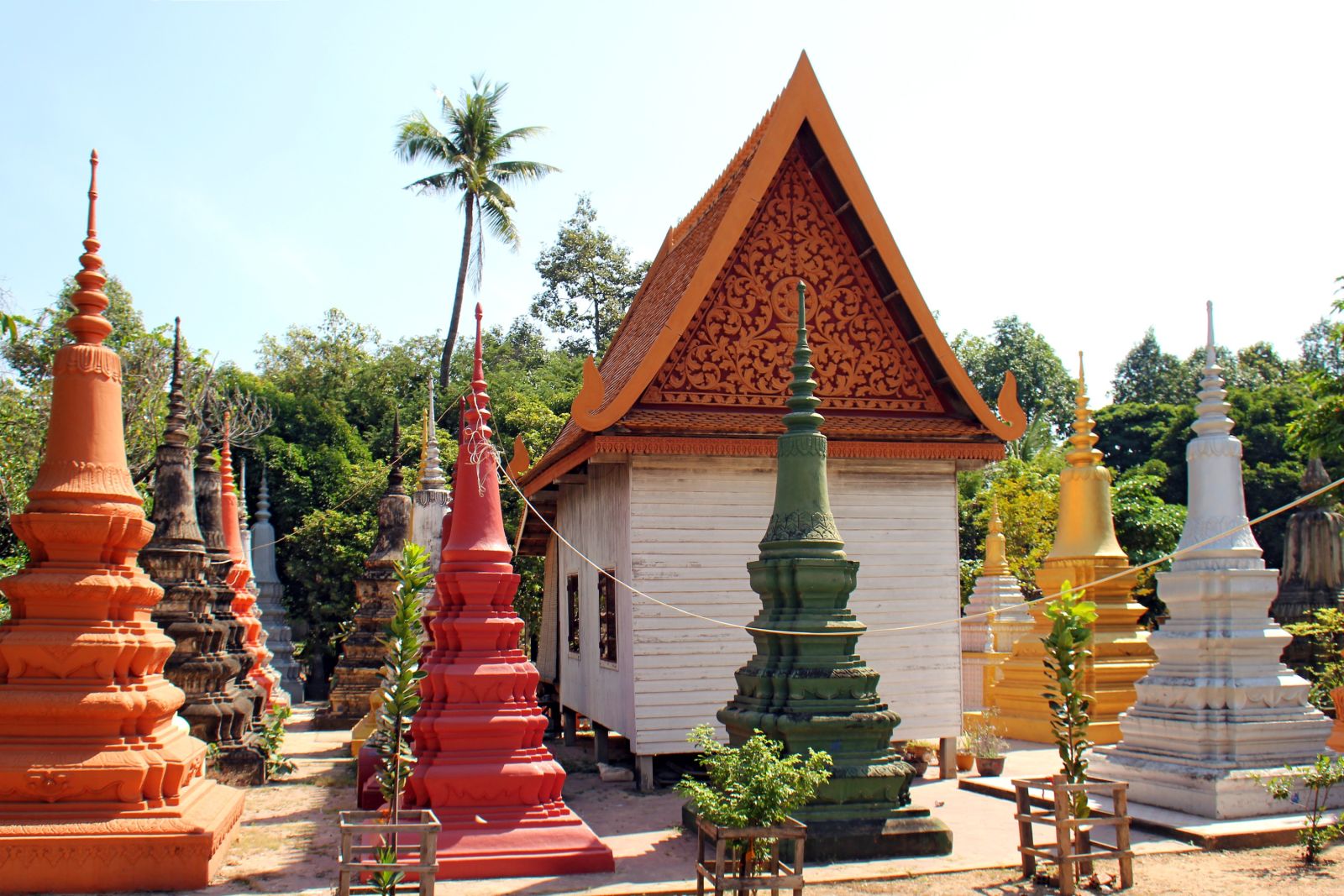 Im Garten der alten Pagode Wat Bo in Siem Reap