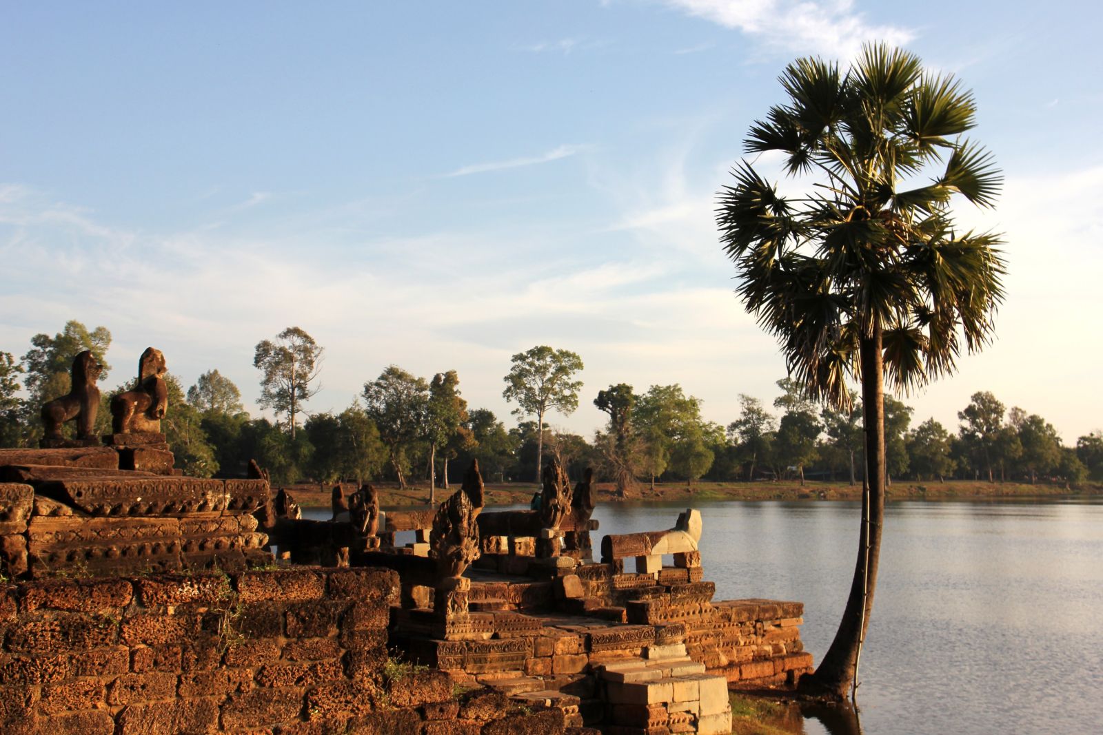 Sonnenaufgang an einem Wasserbecken in Angkor
