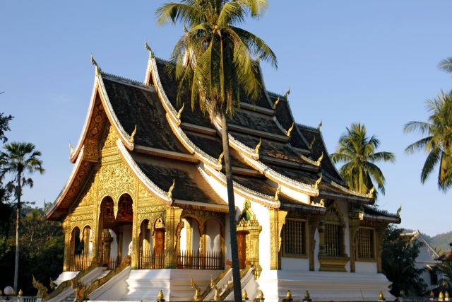 Goldglitzernde Tempel überall in Laos