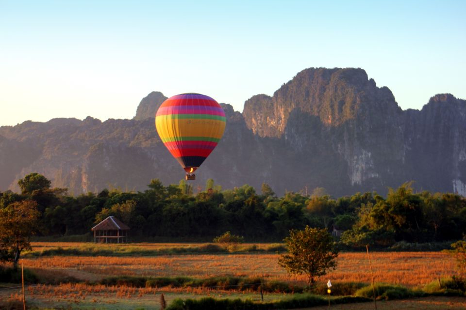 Landung der Ballons am Morgen über Vang Vieng