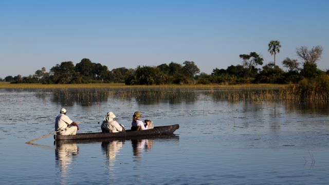 Unterwegs im Mokoro im Okavango Delta