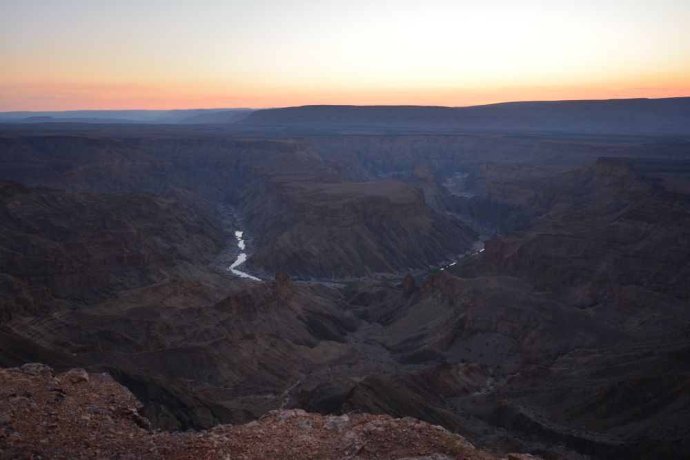 Dann geht es auch direkt weiter zum Fish River Canyon, wo wir nicht nur einen weiteren traumhaften Sonnenuntergang erleben, sondern mit etwas Glück auch die ersten Springböcke, Oryx-Antilopen und Zebras entdecken. Und es warten noch so viele Tiere auf die