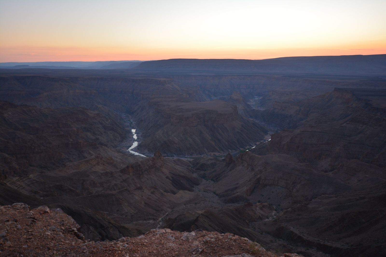 Dann geht es auch direkt weiter zum Fish River Canyon, wo wir nicht nur einen weiteren traumhaften Sonnenuntergang erleben, sondern mit etwas Glück auch die ersten Springböcke, Oryx-Antilopen und Zebras entdecken. Und es warten noch so viele Tiere auf die