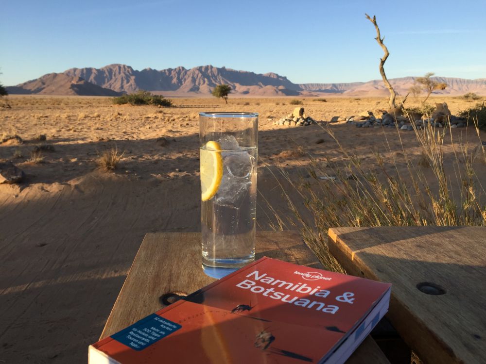 Zu meinem persönlichen Highlight der Reise fuhren wir am kommenden Morgen – zum Sossusvlei in der Namib-Wüste. Hier checken wir erst einmal in das sehr gut gelegene und gemütliche Dessert Camp ein und könnt den Sonnenuntergang am Pool mit Bar und spektaku