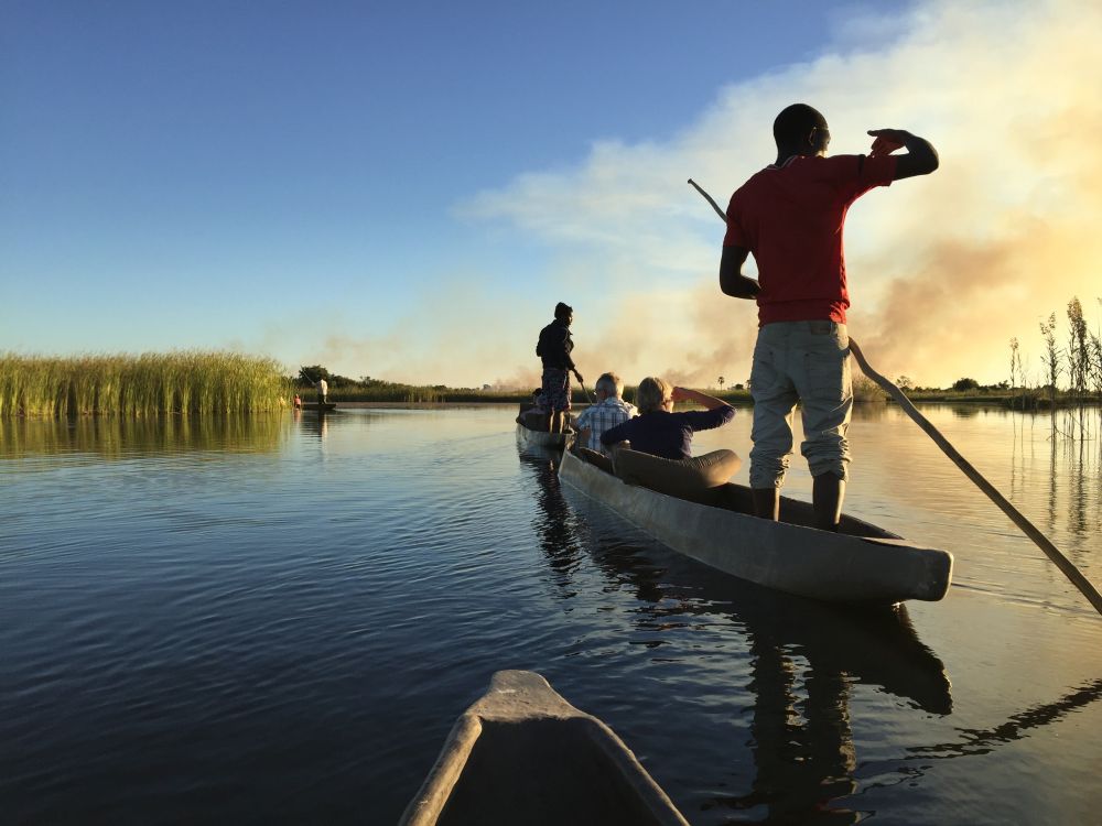 Während des Aufenthalts im Okavango-Delta geht es zu Fuß und im traditionellen Mokoro auf die Pirsch. Dabei wird von den einheimischen Polern (Mokoroführern) und Campbetreuern einiges über die Flora und Fauna Botswanas gelernt. Am abendlichen Lagerfeuer k