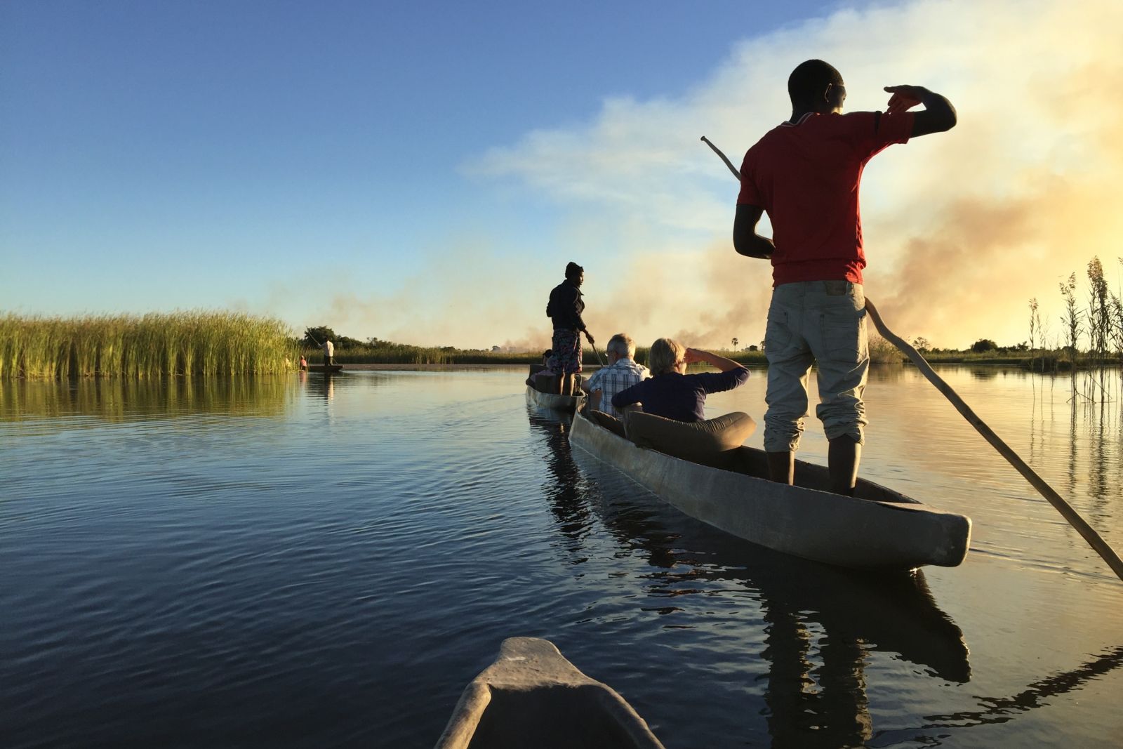 Während des Aufenthalts im Okavango-Delta geht es zu Fuß und im traditionellen Mokoro auf die Pirsch. Dabei wird von den einheimischen Polern (Mokoroführern) und Campbetreuern einiges über die Flora und Fauna Botswanas gelernt. Am abendlichen Lagerfeuer k