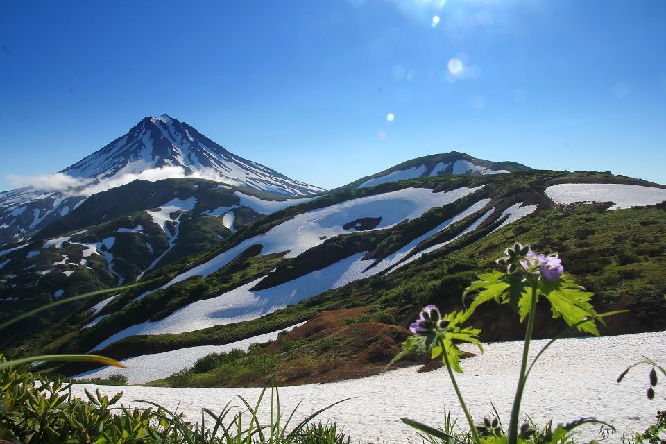 Schneebedeckte Vulkanhänge