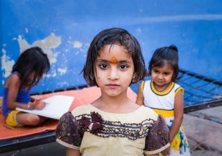 lachende und freundliche Kinder trifft man des Öfteren in Indien