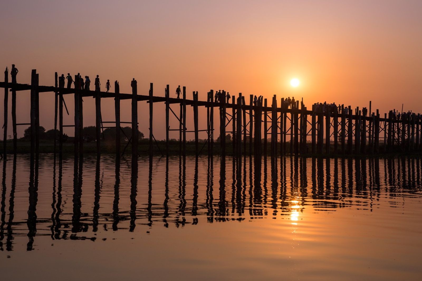 Sonnenuntergang an der U-Bein-Brücke in Myanmar