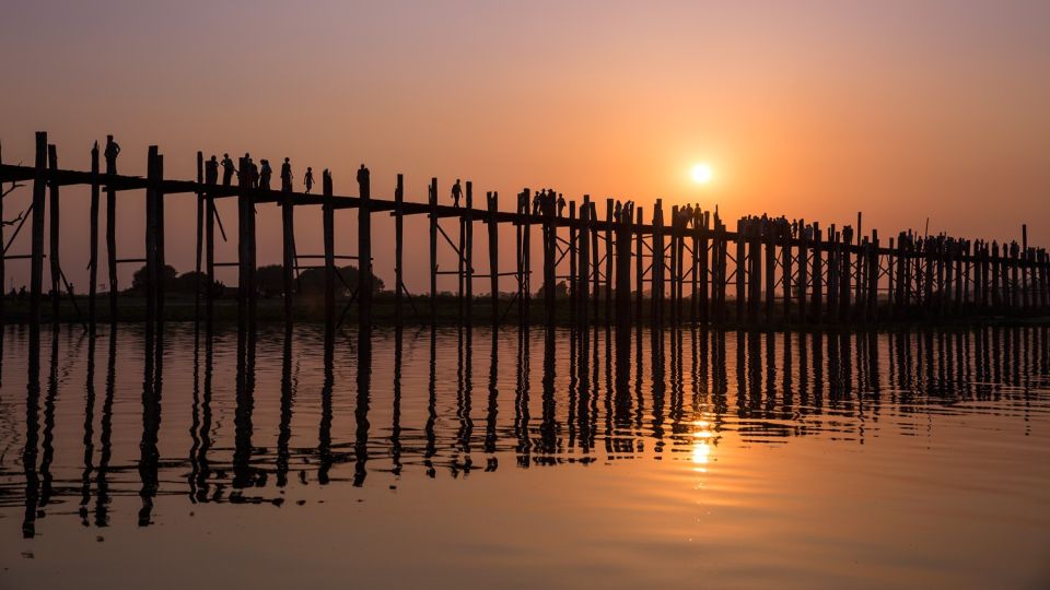 Sonnenuntergang an der U-Bein-Brücke in Myanmar