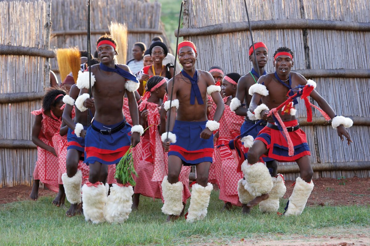 Traditioneller Tanz der Swasi, Ebutsini Cultural Village. Nahe Barbeton. Mpumalanga