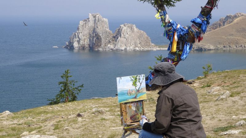 Der heilige Schamanenfelsen der Baikal-Insel Olchon © Diamir