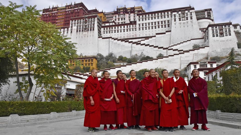 Junge Mönche beim Fotoshooting vor dem Potala-Palast