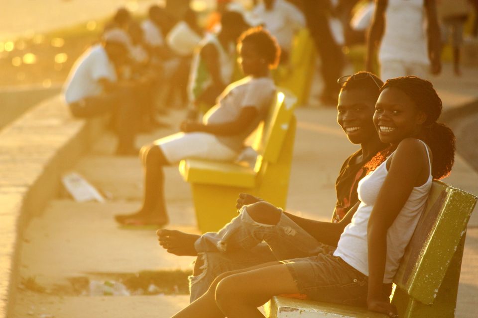 Junges Paar an der Strandpromenade von Beira