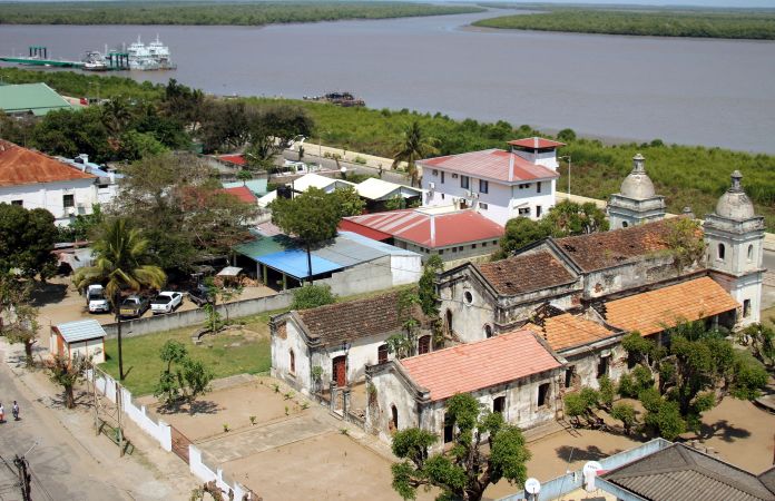 Blick auf die „Igreja de Nossa Senhora do Livramento“ und den CuaCua-Fluss in Quelimane © Diamir