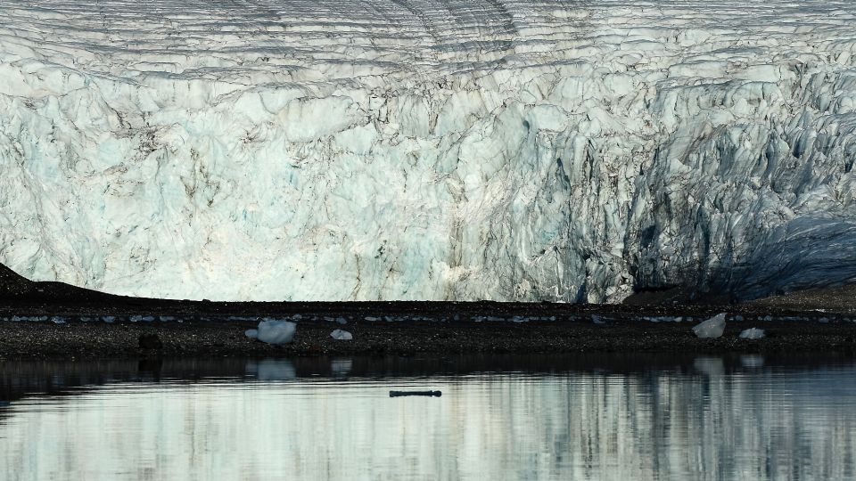 Großes Eis: Gletscherkante in einem Fjord Spitbergens