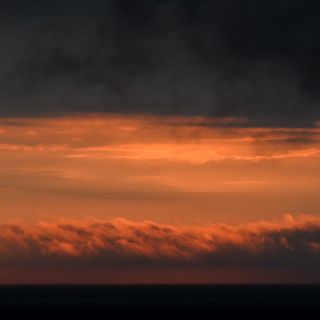 Die Belohnung fürs Warten im Nebel: Sonnenuntergangsfarben im Bellsund