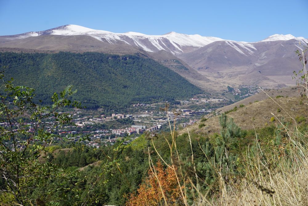 Blick auf Goris mit Bergkette