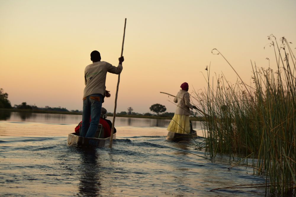 Im Okavango-Delta mit dem Mokoro in die Abenddämmderung