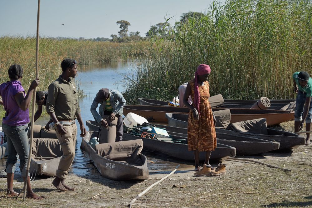 Beladung der Mokoros im Okvango-Delta