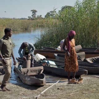 Beladung der Mokoros im Okvango-Delta