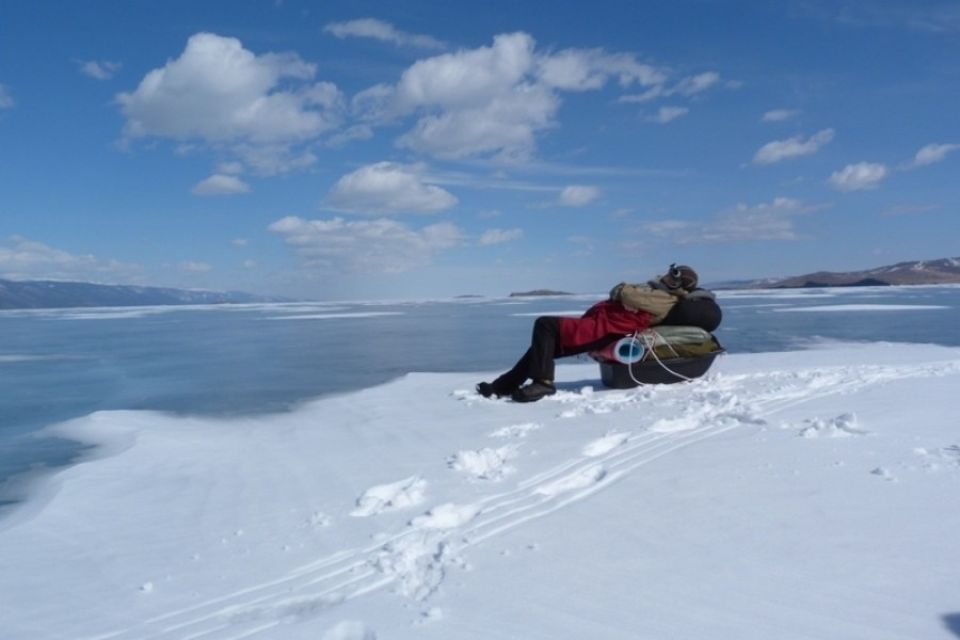 Pause mit Blick auf den zugefrorenen See