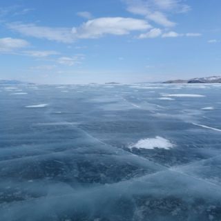 Meterdckes Eis auf dem Baikalsee