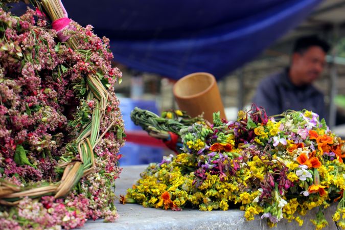 Bergblumenkränze auf einem Markt in Nordvietnam © Diamir