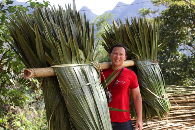 Palmblatternte f�r die Anfertigung von Dachschindeln © Diamir